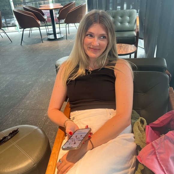 Meet your Posher, Amelia - Picture 1 of 1